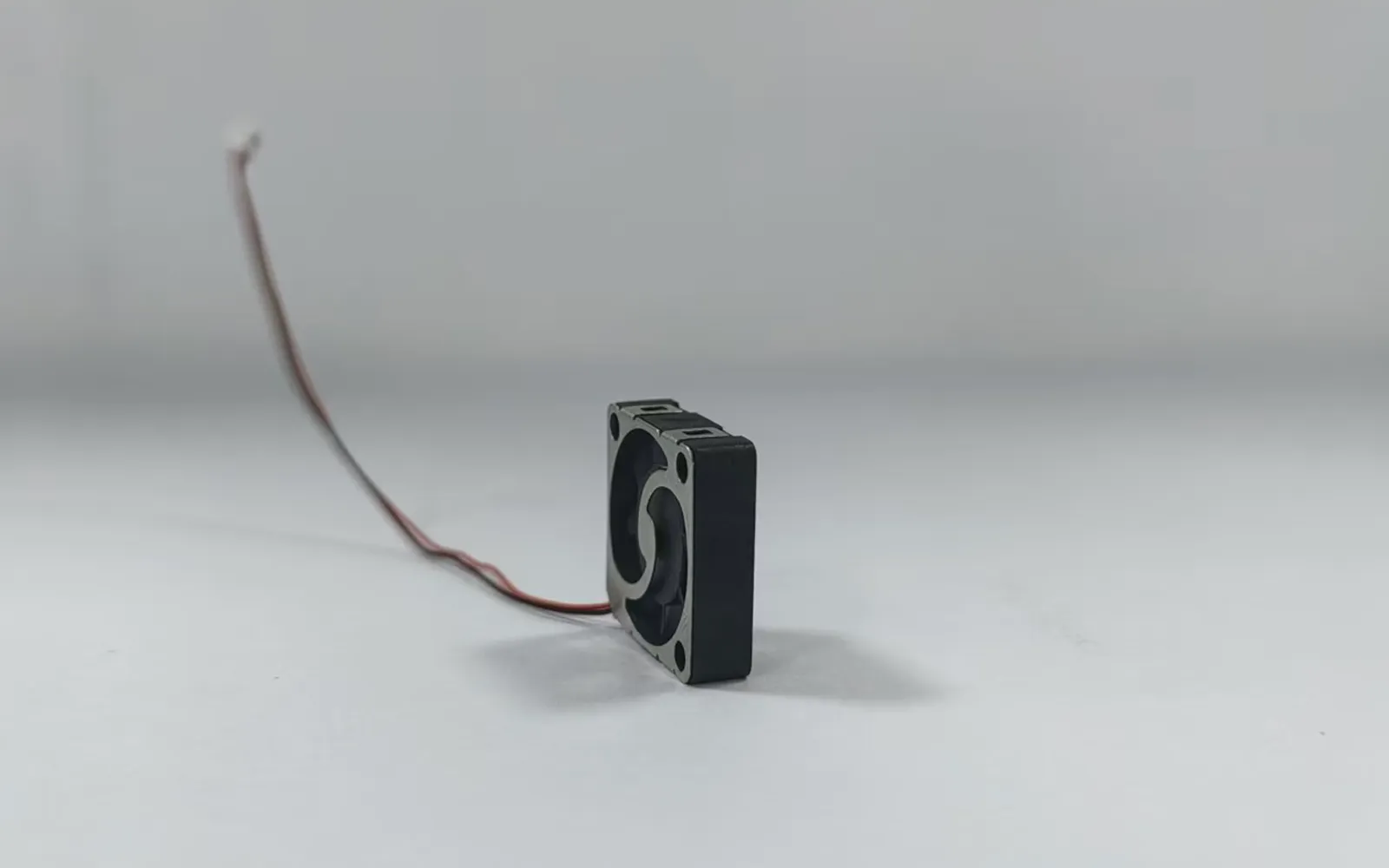 3.3V Low Voltage Micro Fan DA1504L33Y-A261008 Side View 3.3V Low Voltage Micro Fan DA1504L33Y-A261008 Side View