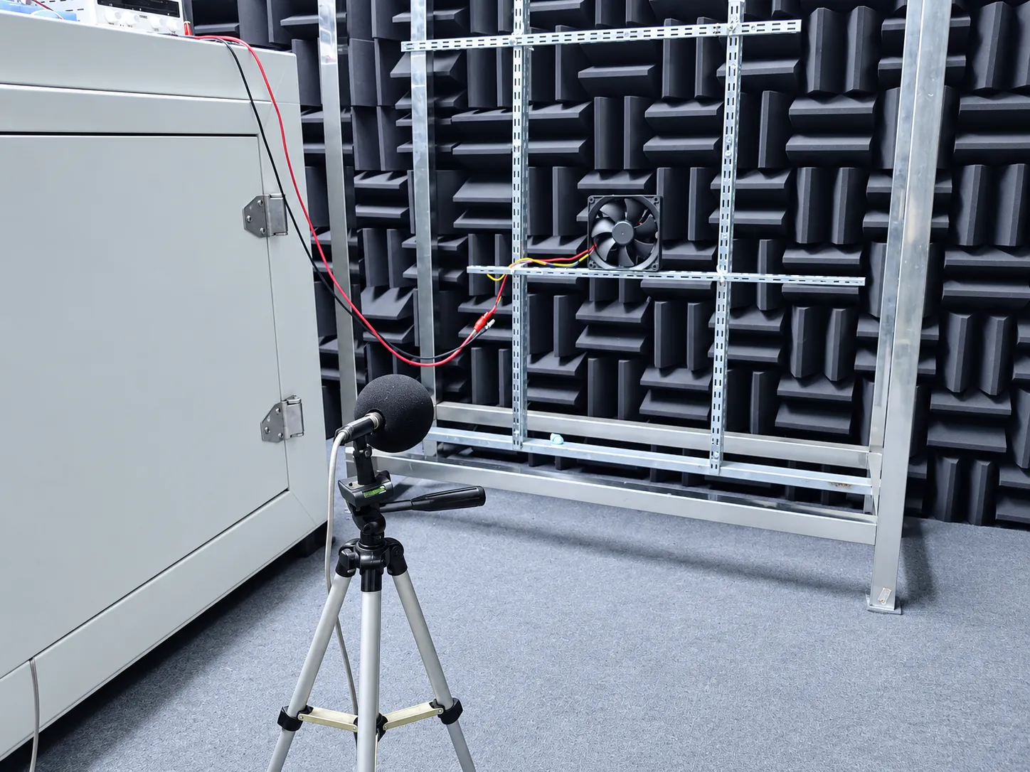 Microphone and Fixture Alignment for Fan Noise Level Test